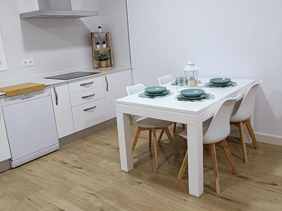 Kitchen or kitchenette, Dining area