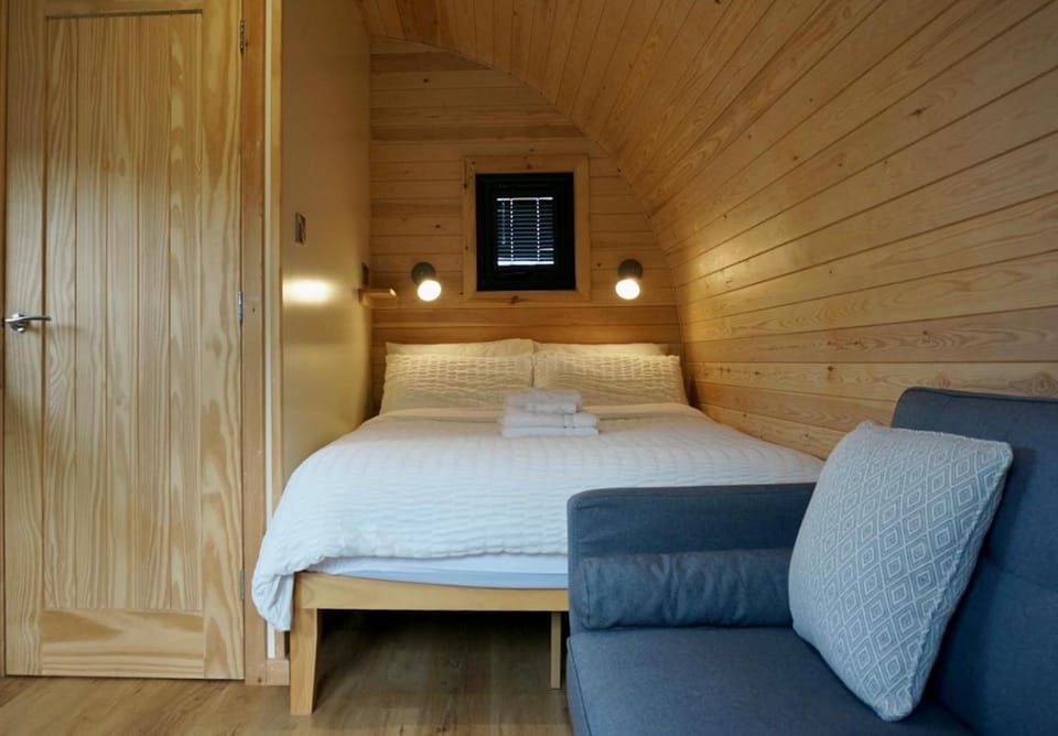 Bed, Seating area