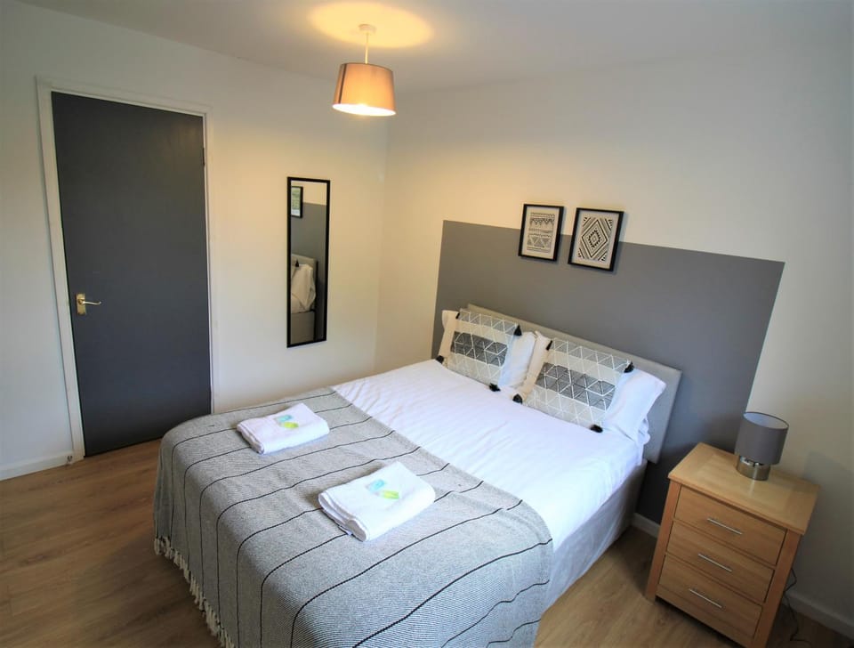 Bed, Photo of the whole room, Bedroom, towels