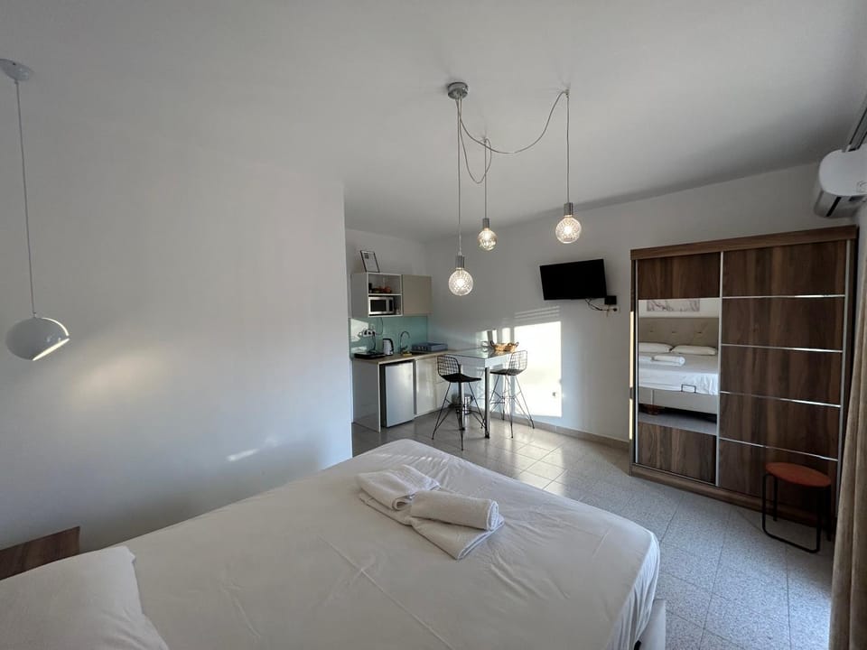 Bed, Kitchen or kitchenette, Photo of the whole room, Bedroom, towels, wardrobe