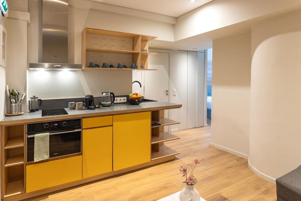 Coffee/tea facilities, oven, stove, kitchen