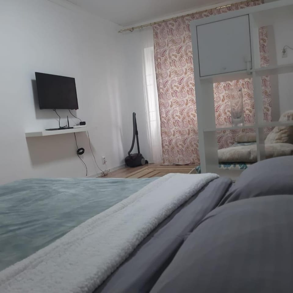 Bed, TV and multimedia, Bedroom
