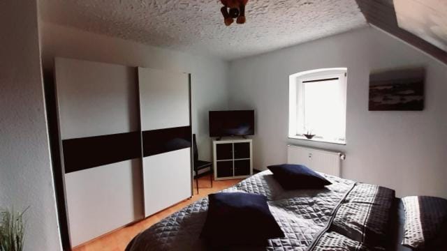 Bed, TV and multimedia, Bedroom, hair dresser