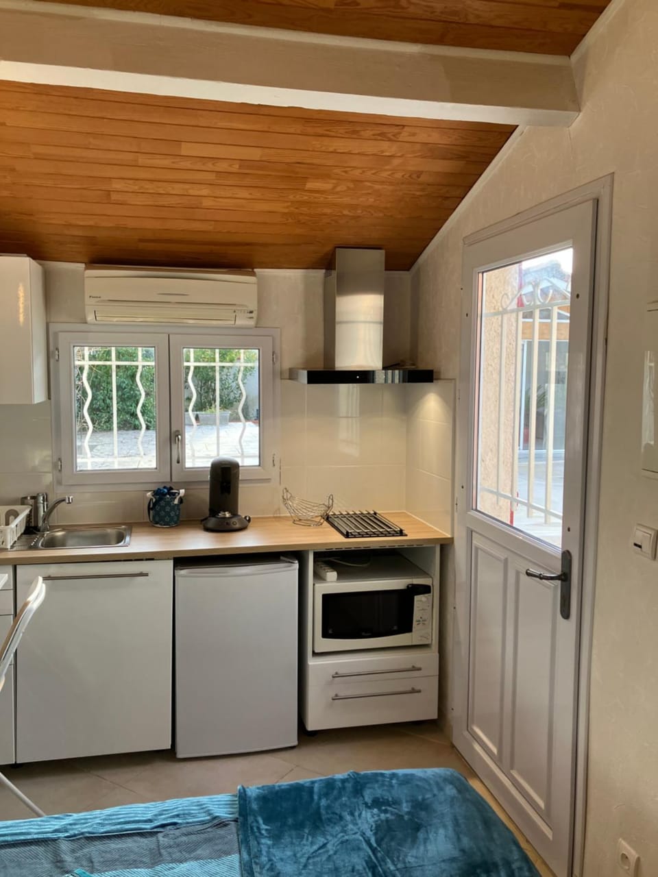 Kitchen or kitchenette, minibar