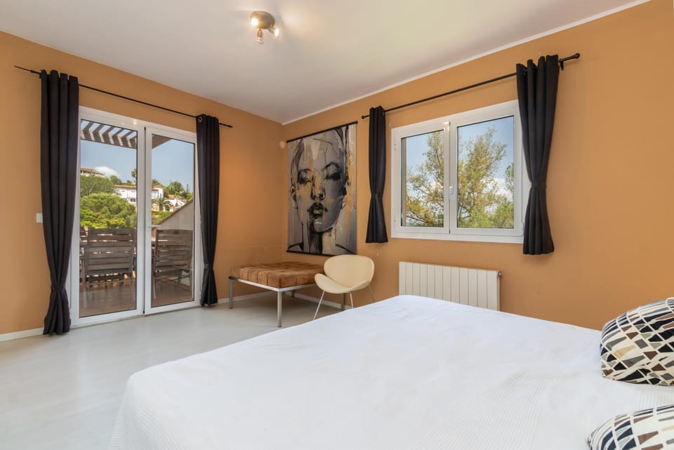Property building, Living room, Bedroom
