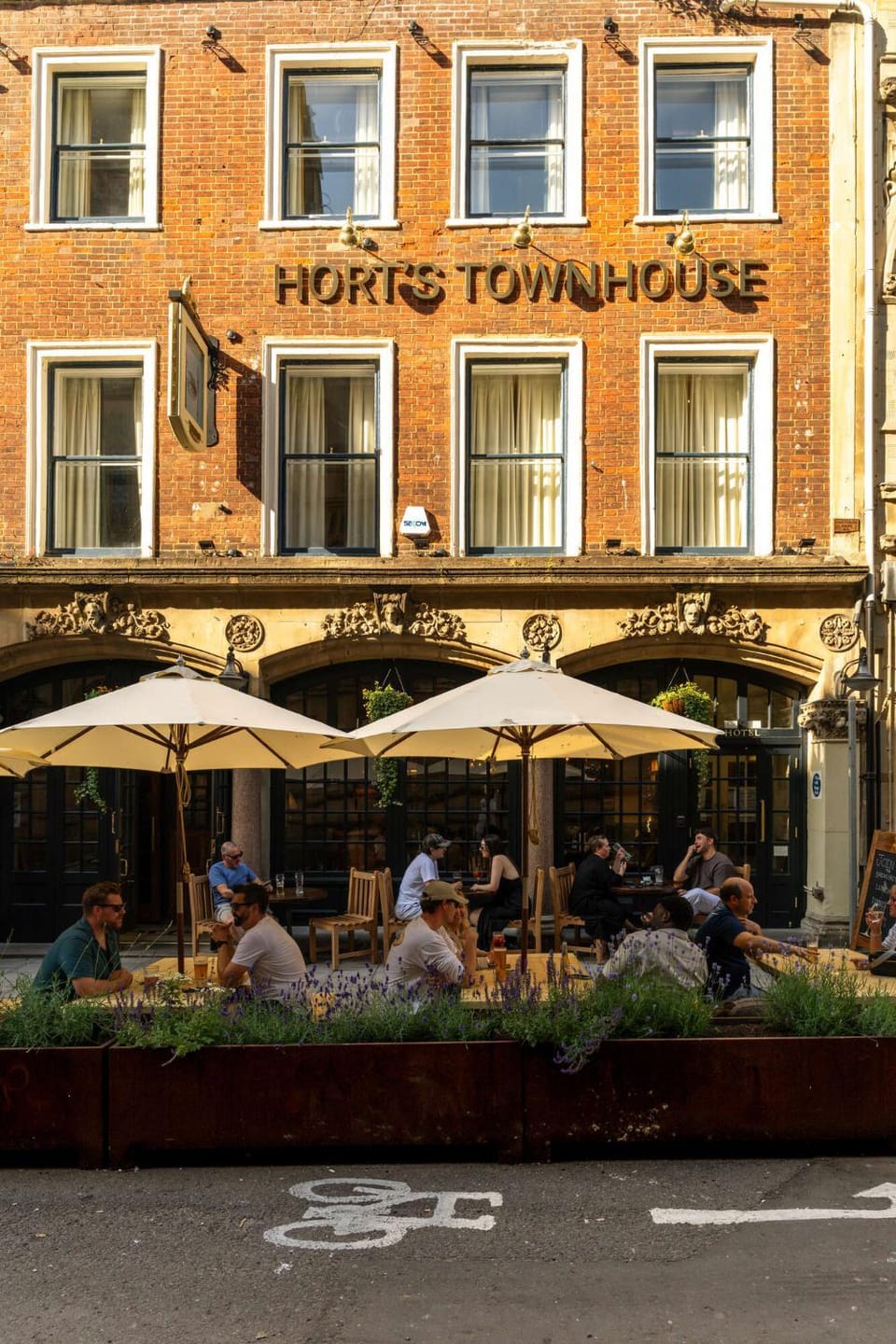 Restaurant/places to eat, Day, People, Food and drinks, Location, group of guests