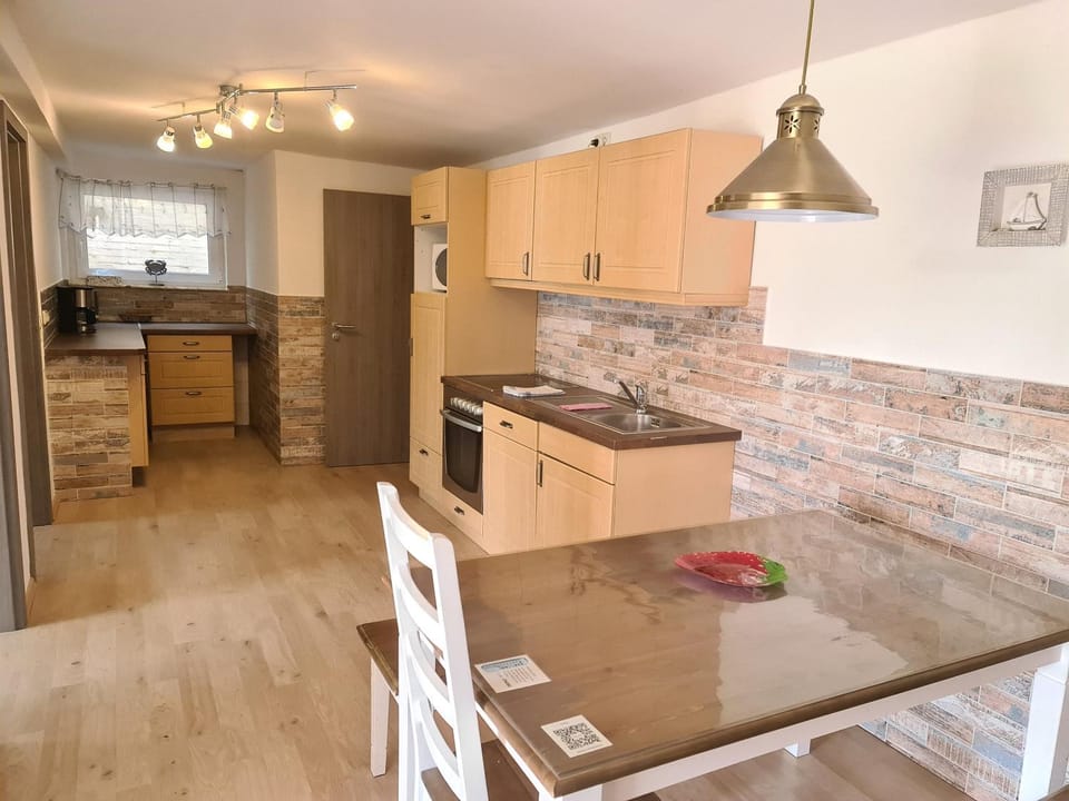 Kitchen or kitchenette, Dining area