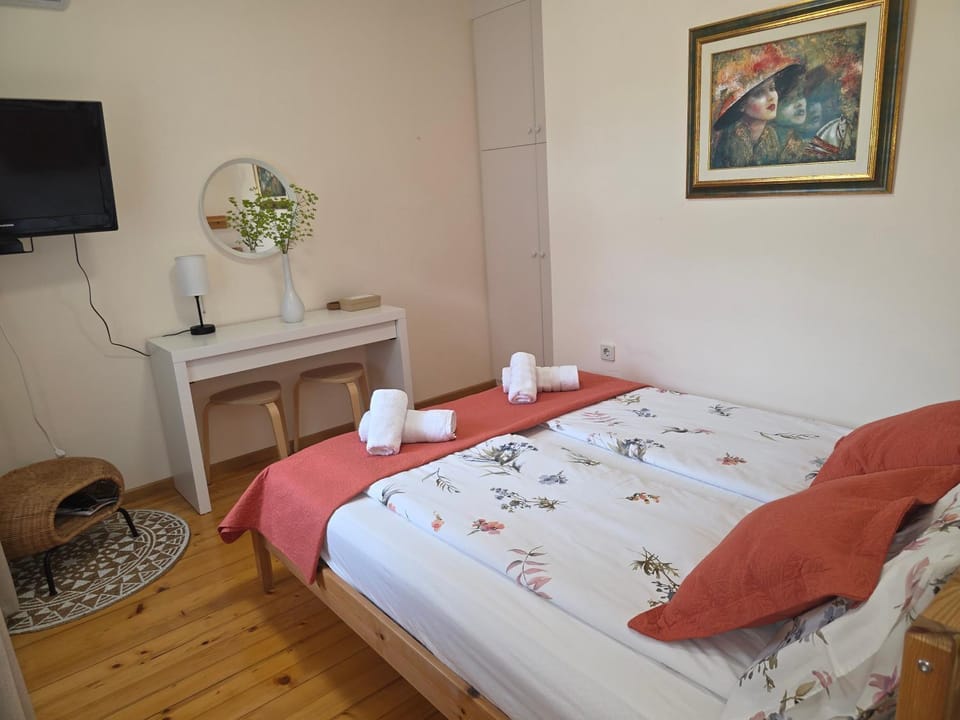 Bed, TV and multimedia, Photo of the whole room, Bedroom