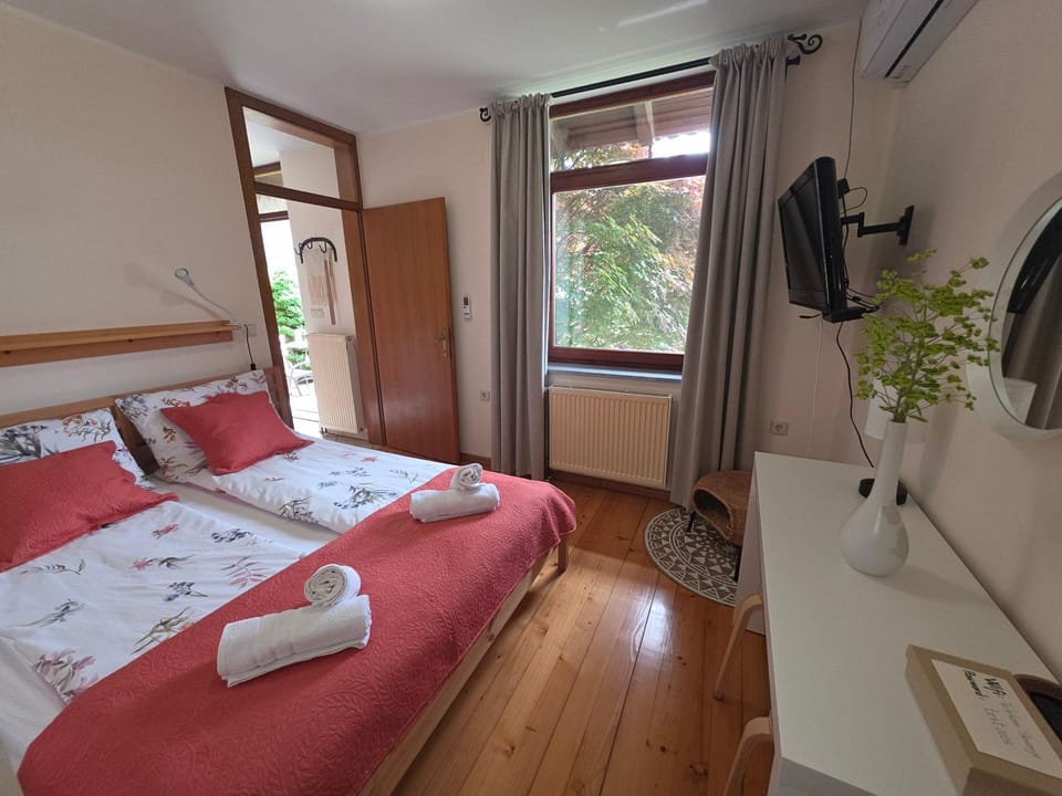 Bed, TV and multimedia, Photo of the whole room, Bedroom, air conditioner