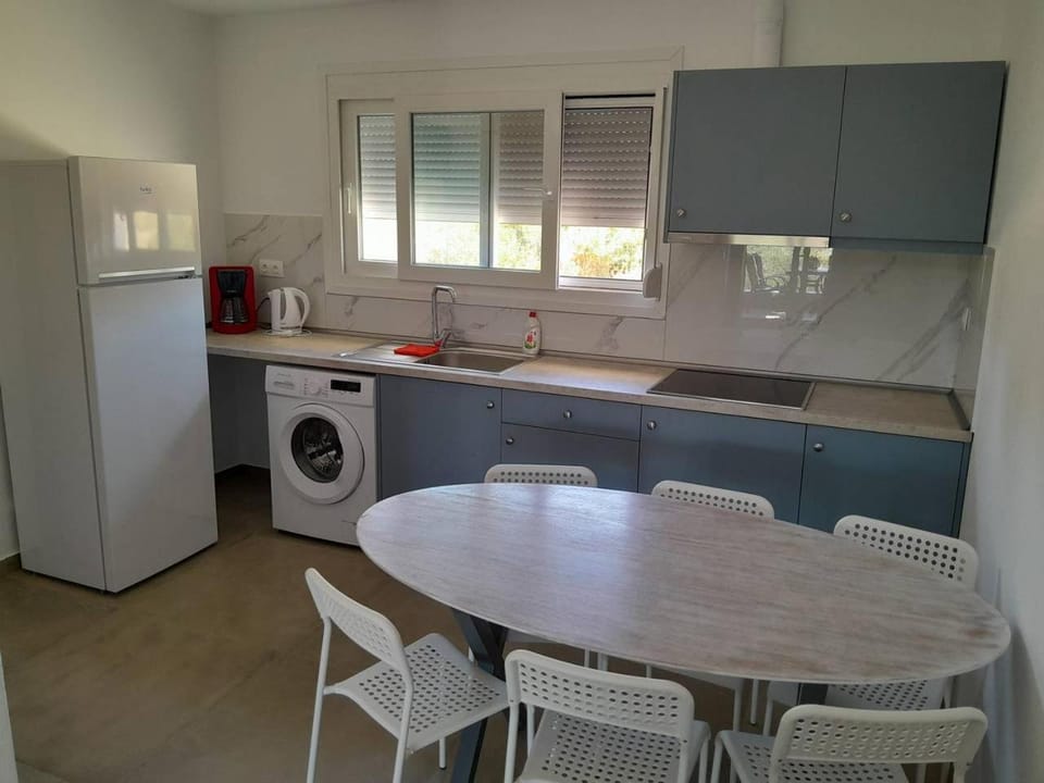 Kitchen or kitchenette, stove, washing machine