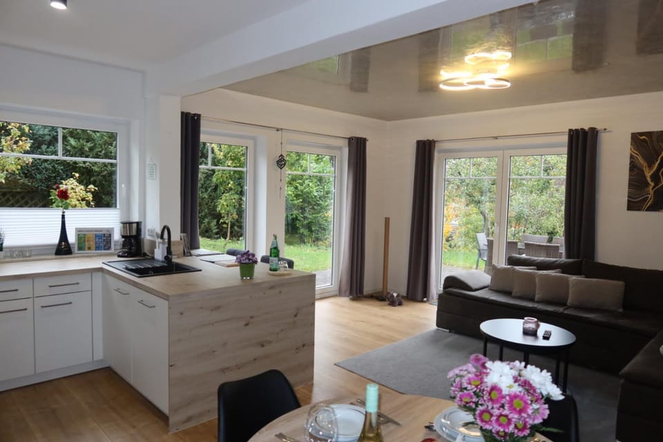 Coffee/tea facilities, View (from property/room), View (from property/room), Kitchen or kitchenette, Dining area, stove