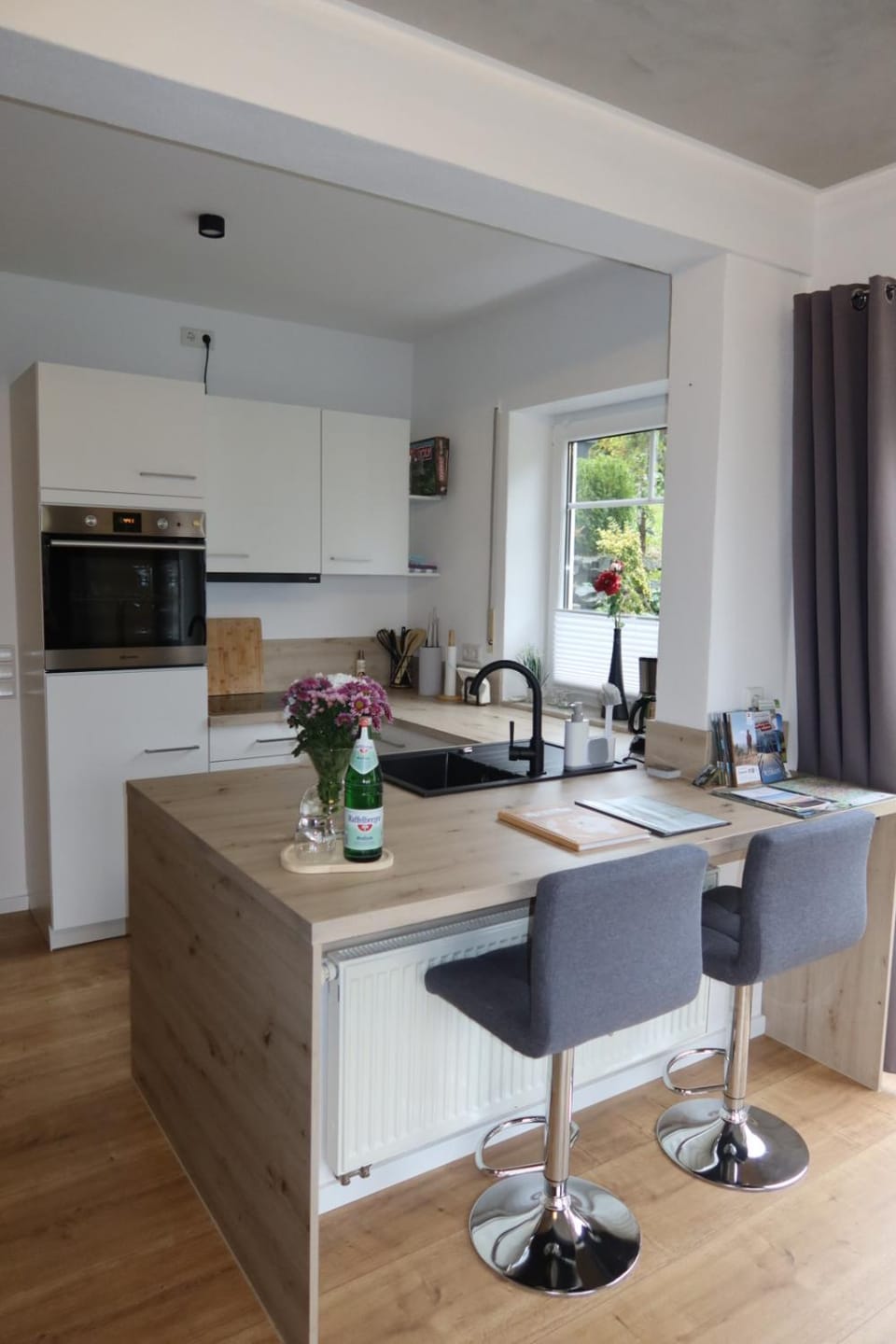 Kitchen or kitchenette, Dining area, stove