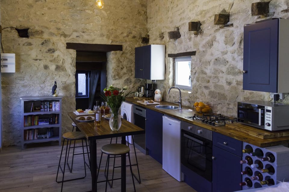 Coffee/tea facilities, Dining area, dishwasher, oven, toaster