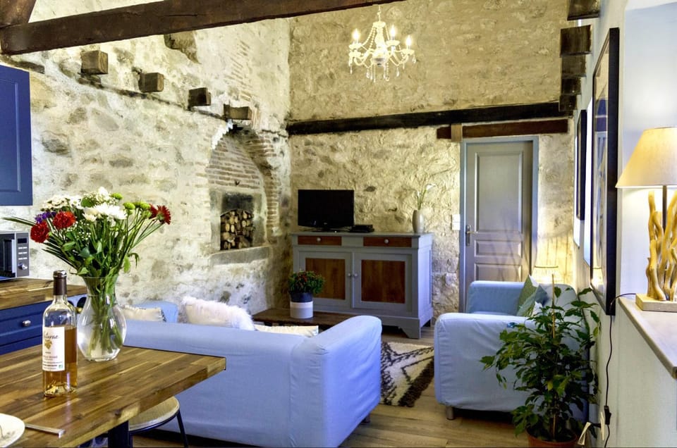TV and multimedia, Living room, Seating area, Evening entertainment