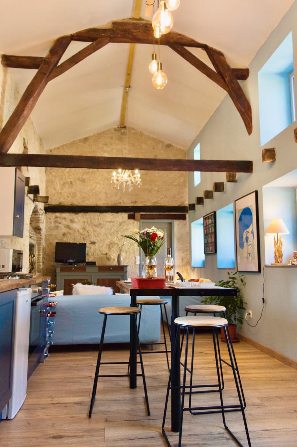 Kitchen or kitchenette, Living room, Seating area, Dining area