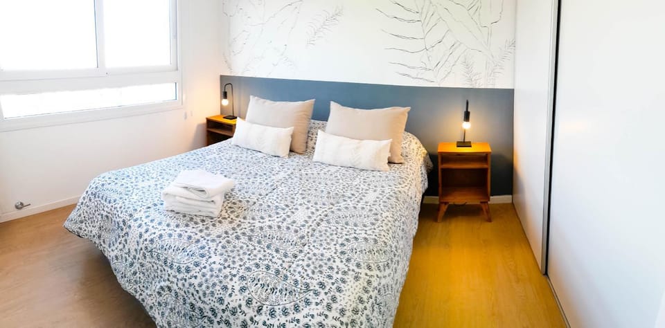 Bed, Bedroom, towels