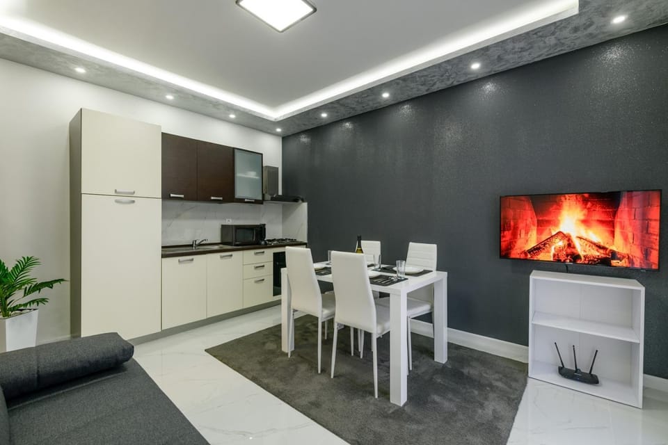 Kitchen or kitchenette, Dining area