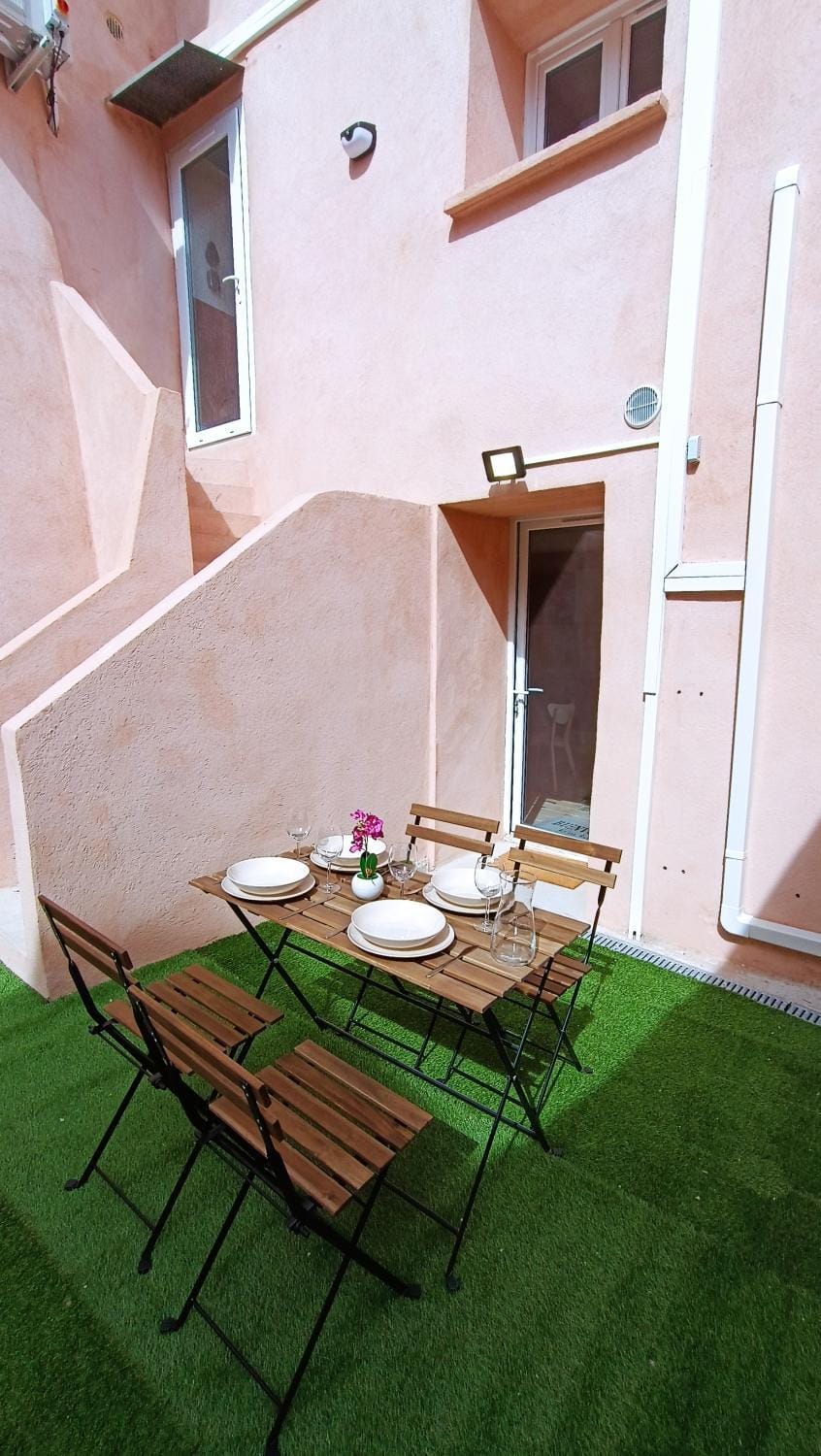 Property building, Patio, Dining area