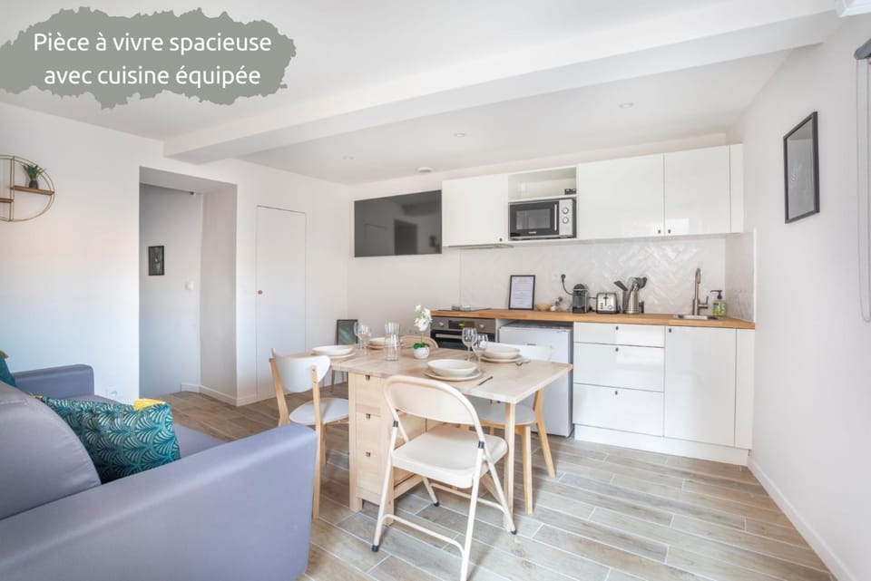 Kitchen or kitchenette, Living room, Seating area, minibar, pet friendly, stove, toaster