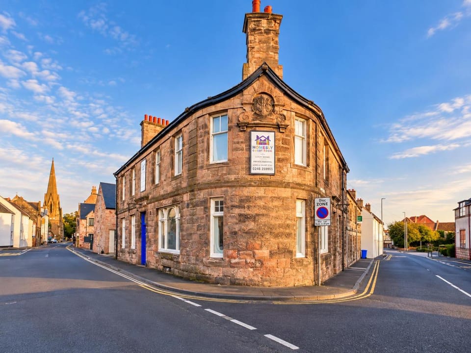 Homesly Guest Rooms, Comfortable En-suite Guest Rooms with Free Parking and Self Check-in Bed and Breakfast in Berwick -upon Tweed Bridge