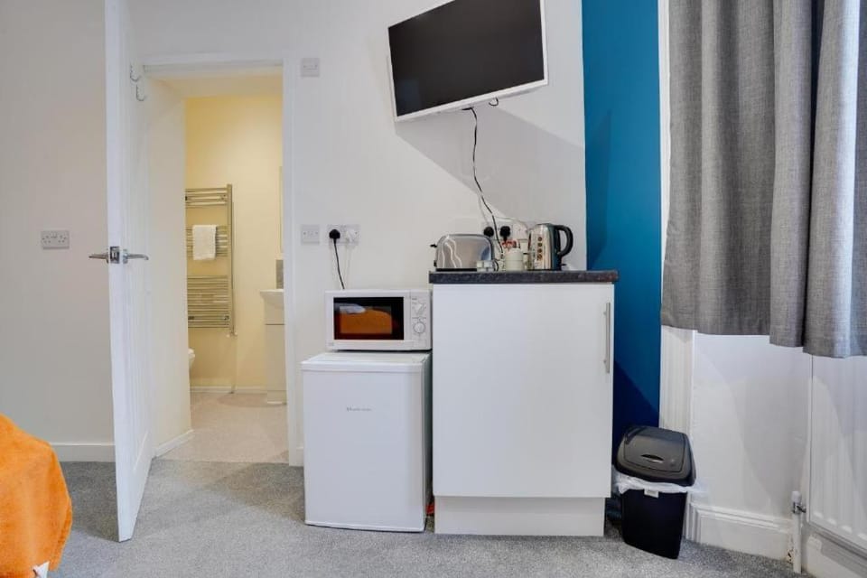 Homesly Guest Rooms, Comfortable En-suite Guest Rooms with Free Parking and Self Check-in Bed and Breakfast in Berwick -upon Tweed Bridge