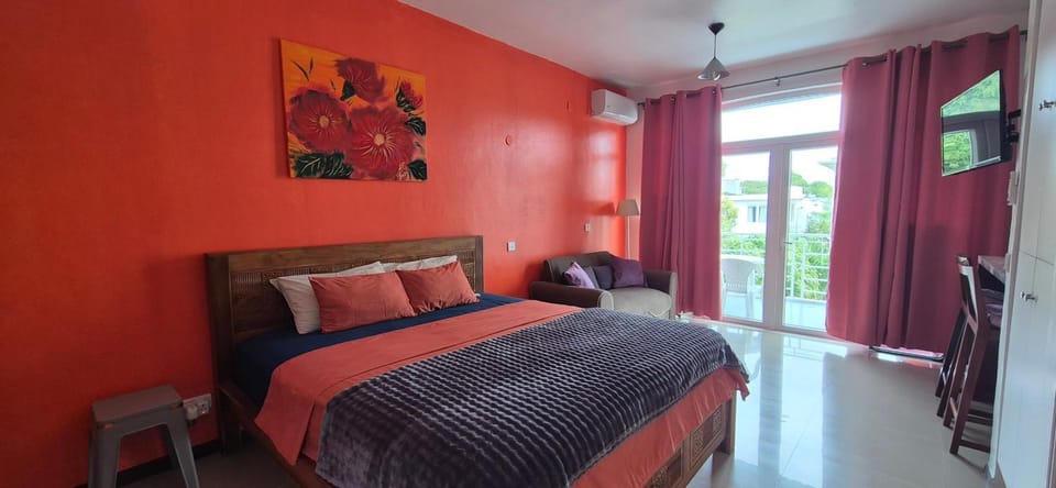 Bed, TV and multimedia, Bedroom