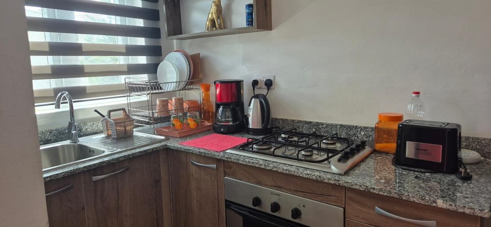 Coffee/tea facilities, Kitchen or kitchenette, stove, toaster