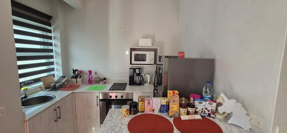 Coffee/tea facilities, Kitchen or kitchenette, oven, stove