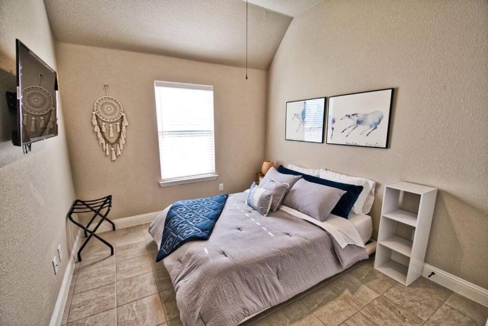 Bed, TV and multimedia, Photo of the whole room, Bedroom