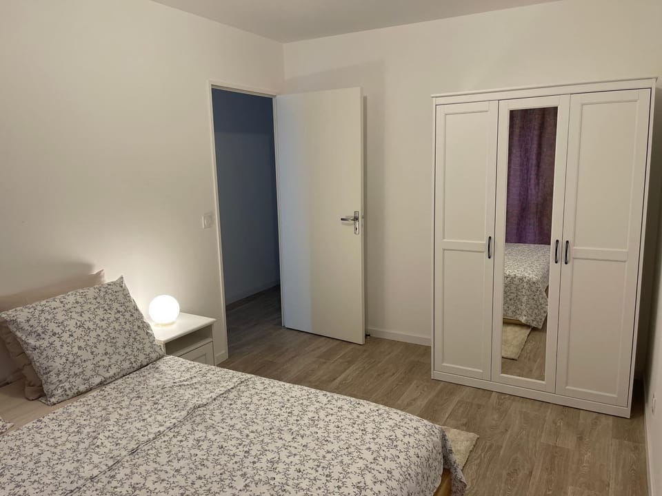 Bed, Photo of the whole room, Bedroom, wardrobe