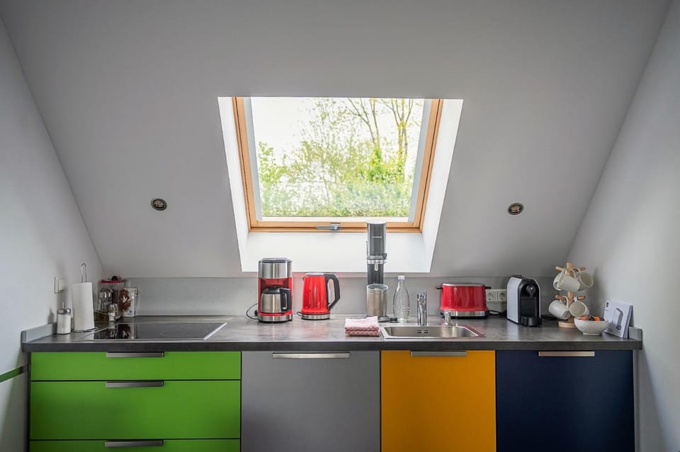 Coffee/tea facilities, Kitchen or kitchenette, dishwasher, stove, toaster