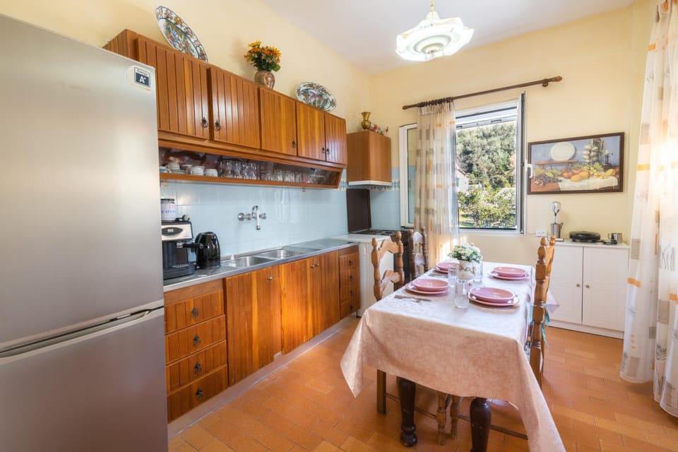 Kitchen or kitchenette, Dining area, dishwasher, pet friendly, stove