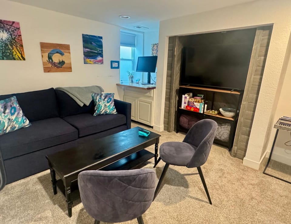 Artsy Platt Park Apartment Guest Suite for 4, QUICK Mountain Access! House in Denver