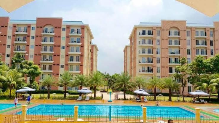 CHATEAU ELYSEE A11 Near Sm Mall and Airport Apartment in Paranaque