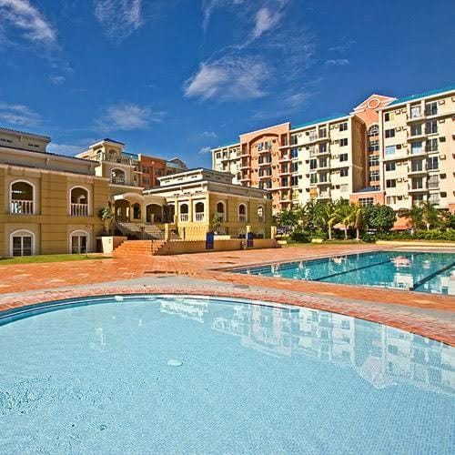 CHATEAU ELYSEE A11 Near Sm Mall and Airport Apartment in Paranaque