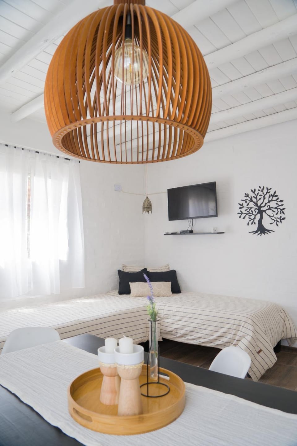 Bed, TV and multimedia, Living room, Photo of the whole room, Seating area, Bedroom