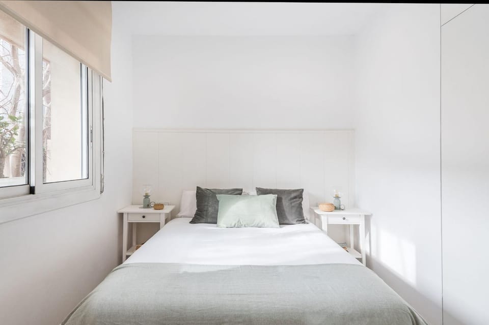 Photo of the whole room, Bedroom