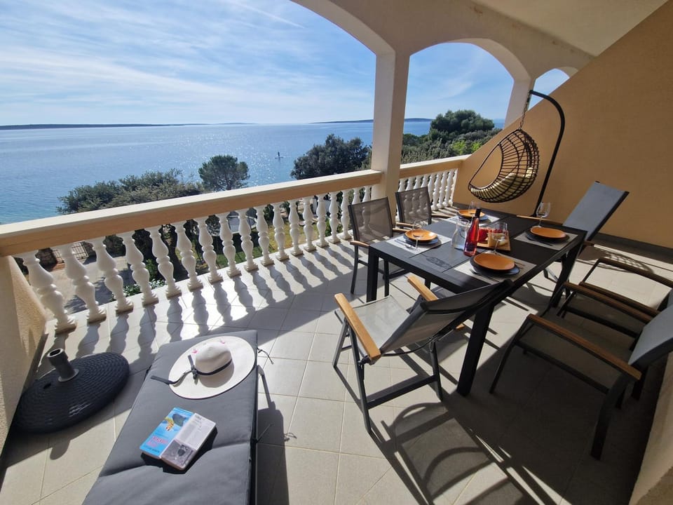 View (from property/room), Balcony/Terrace, Seating area, Dining area, Sea view
