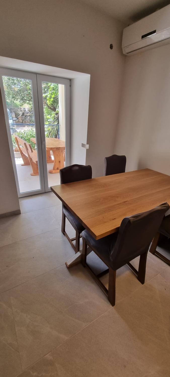 Dining area, Garden view, Street view