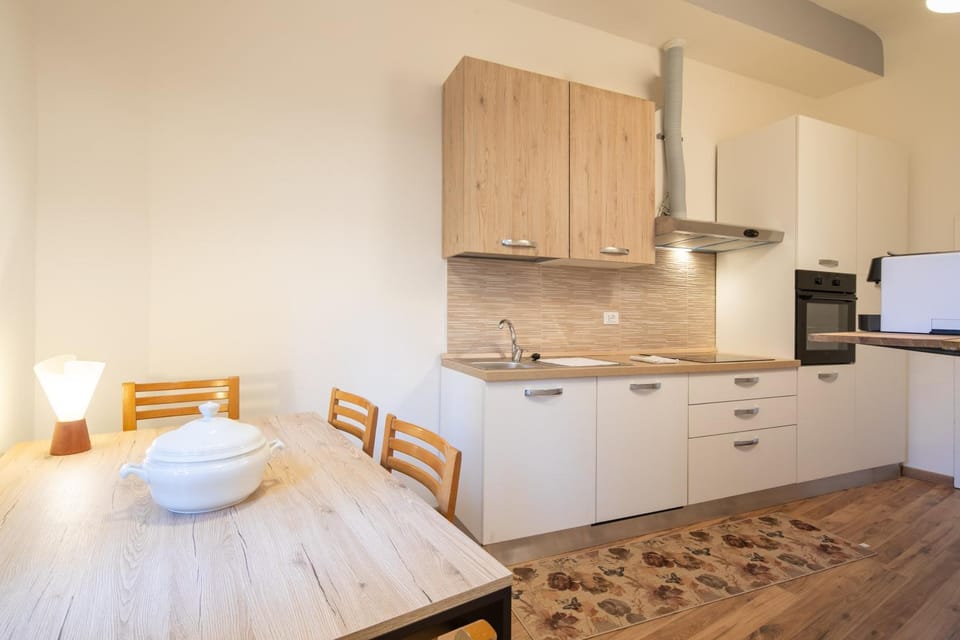 Kitchen or kitchenette, oven, kitchen