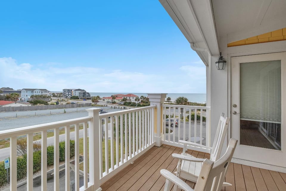 Mystic Shore House in Oak Island