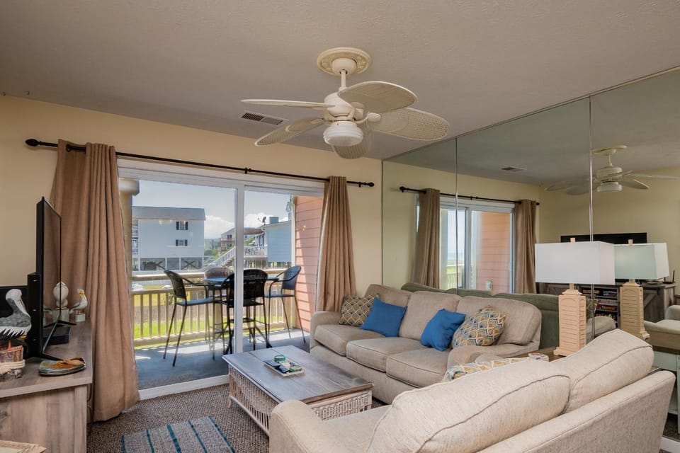 A Pelicans Paradise by Oak Island Accommodations Apartment in Caswell Beach