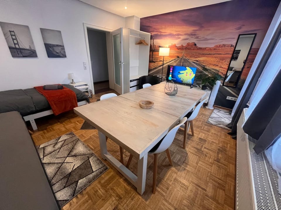 Bed, TV and multimedia, Seating area, Dining area, Bedroom