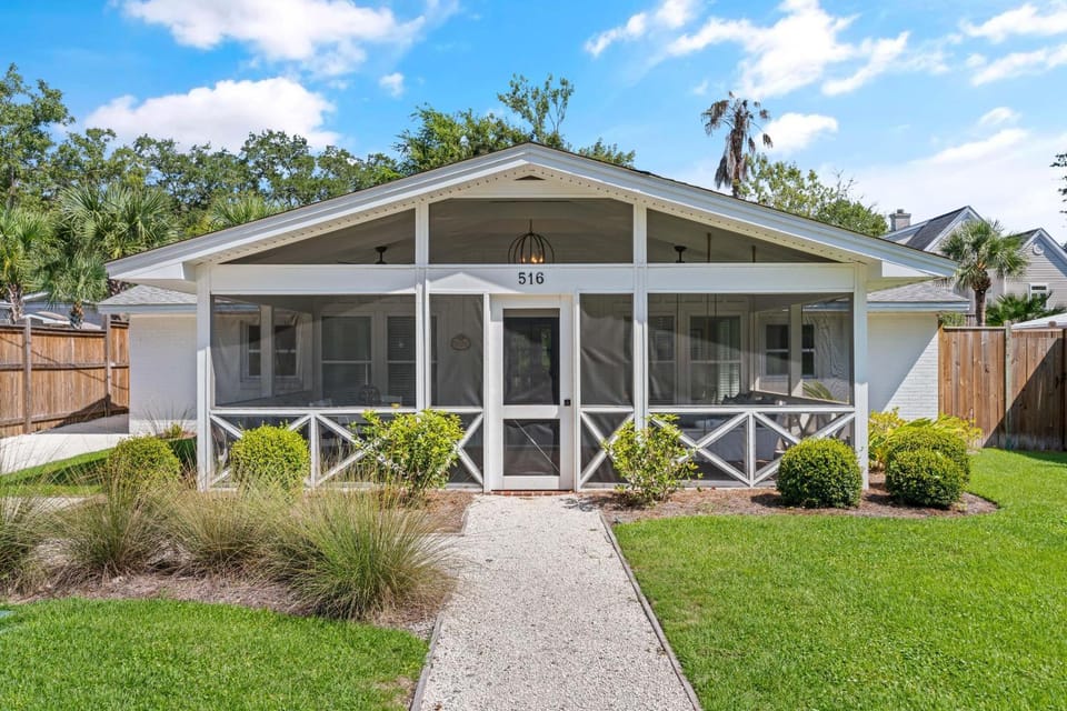 Butter Side Up Cottage - 516 Beach Drive House in Saint Simons Island