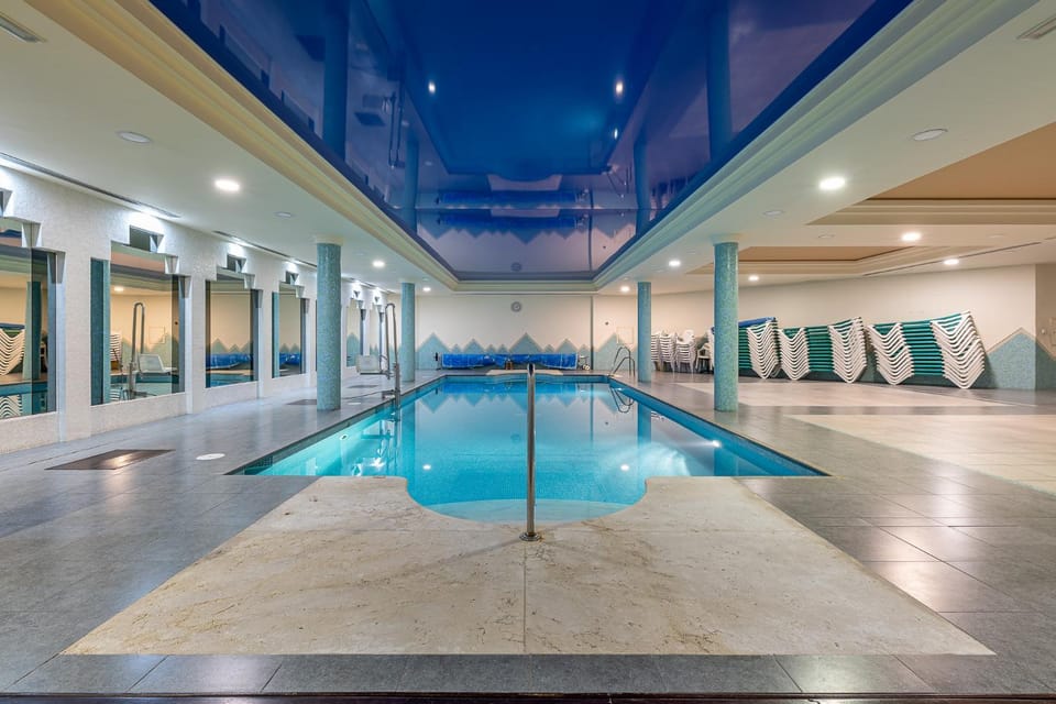 797 HOLIDAY RENTALS - BELLAGIO- Elegante piso para 6 a 1 min de la playa, con piscina interior y exterior, SPA con jacuzzi Apartment in Benalmadena