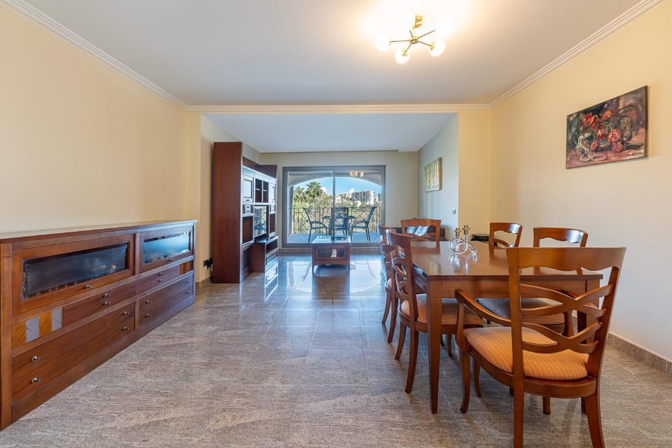 797 HOLIDAY RENTALS - BELLAGIO- Elegante piso para 6 a 1 min de la playa, con piscina interior y exterior, SPA con jacuzzi Apartment in Benalmadena