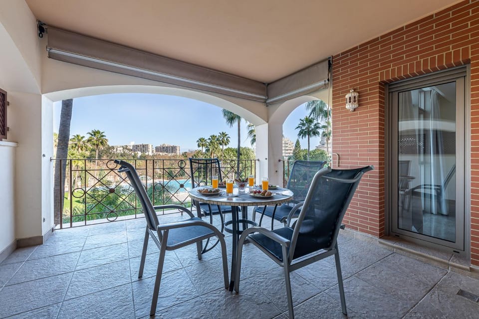 797 HOLIDAY RENTALS - BELLAGIO- Elegante piso para 6 a 1 min de la playa, con piscina interior y exterior, SPA con jacuzzi Apartment in Benalmadena