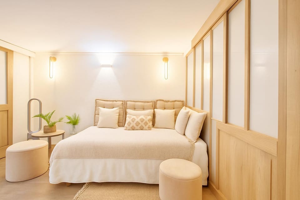 Bed, Living room, Photo of the whole room, Seating area, Bedroom