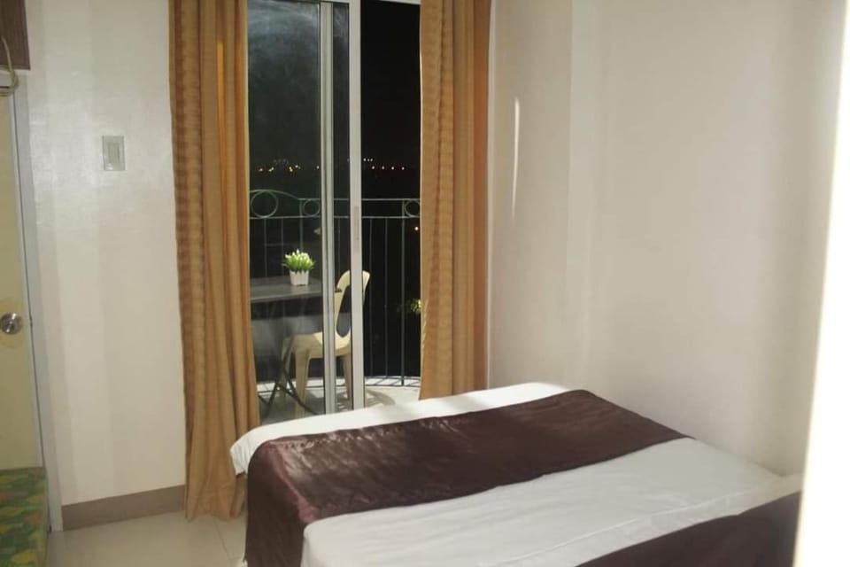 CHATEAU ELYSEE A1 near airport mall Free wifi Apartment in Paranaque