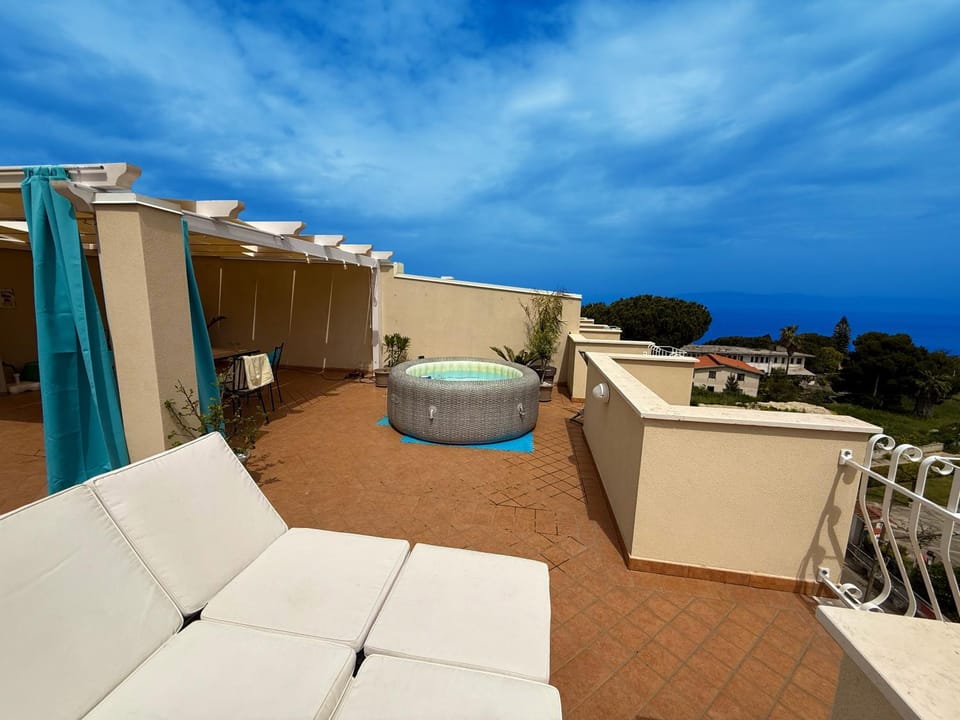 Balcony/Terrace, sunbed
